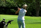 Golfspielende Frau